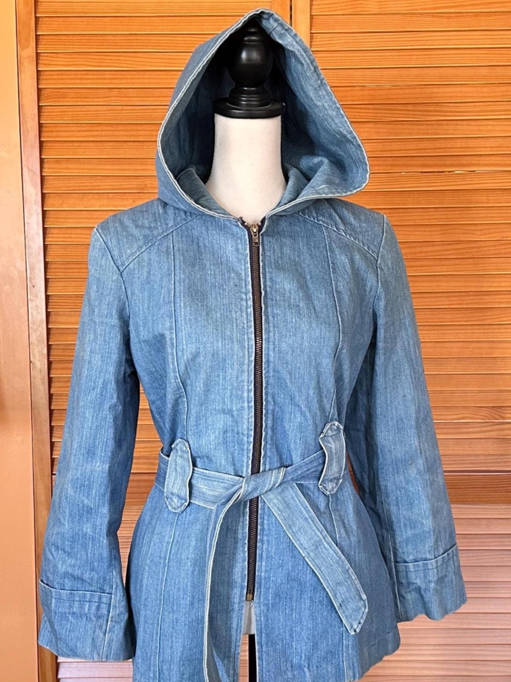 Vintage 1970s Denim Jacket W Hood! :Fitted HOT Blue Jean